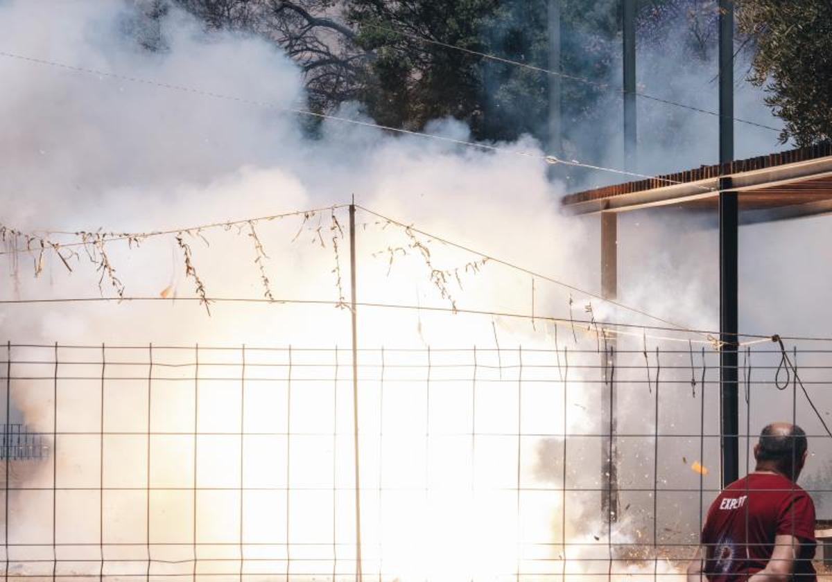 Un momento de la mascletà de la Plaza América.