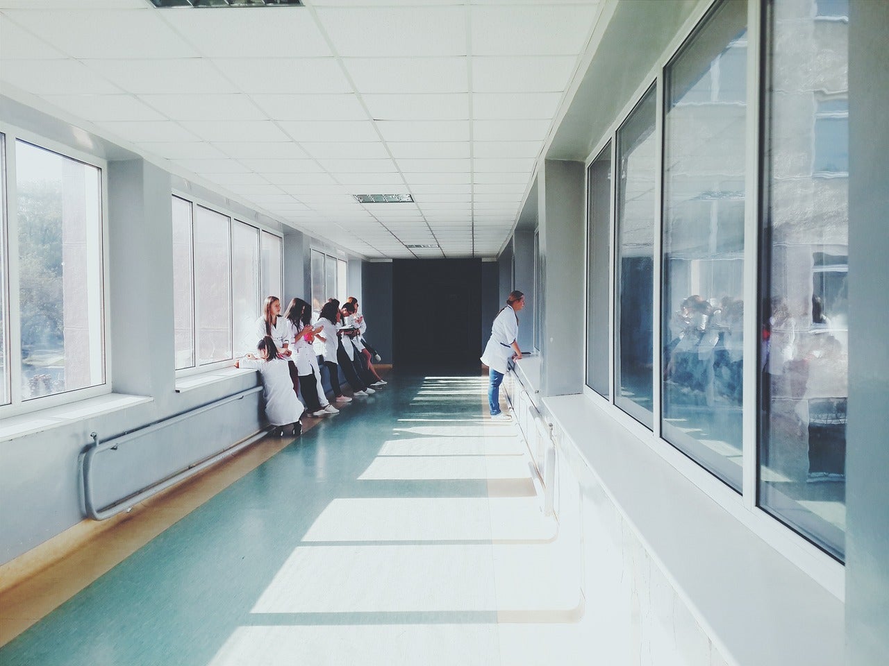 Los médicos reprenden a Sanidad por contratar a recién licenciados en verano