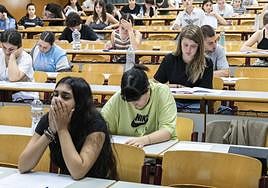 Estudiantes realizando la PAU en la UA.