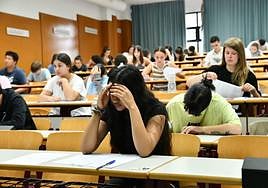 Estudiantes en la Universidad de Alicante, con el primer examen.