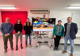 La edil de Turismo de Villena, Paula García, y otros miembros del Ayuntamiento.