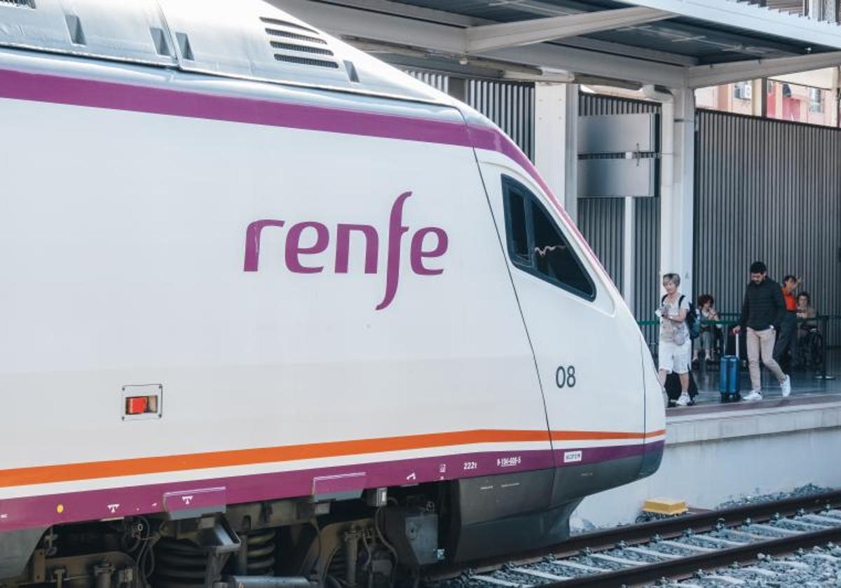 Viajeros camino de un tren, en la estación de Alicante.