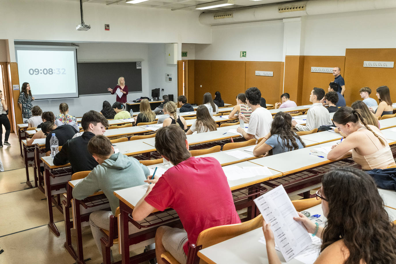 Participantes de la prueba de acceso a la universidad en un aulario de la UA.