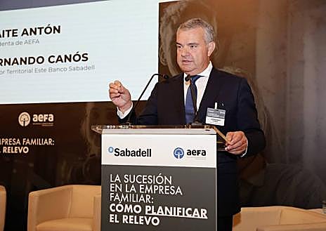 Imagen secundaria 1 - Fercando Canos, Maite Antón y empresarios familiares en la jornada. 