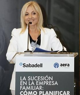 Imagen secundaria 2 - Fercando Canos, Maite Antón y empresarios familiares en la jornada. 