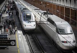 Varios trenes de Renfe en una estación.