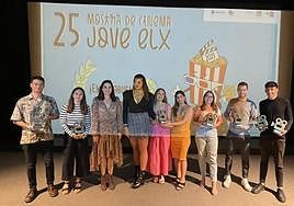 Jóvenes ganadores de los premios repartidos en la 'Mostra de Cinema Jove d'Elx'.
