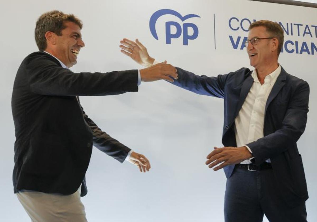 El presidente del Partido Popular, Alberto Núñez Feijóo (d) y el candidato a la Presidencia de la Generalitat, Carlos Mazón, participan este miércoles en la Junta Directiva del PP de la Comunidad Valenciana