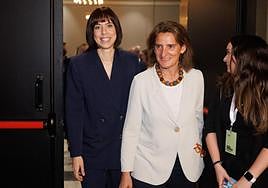 La número uno del PSOE por Valencia y ministra de Ciencia, Diana Morant, y la vicepresidenta y ministra de Transición Ecológica, Teresa Ribera.
