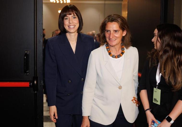 La número uno del PSOE por Valencia y ministra de Ciencia, Diana Morant, y la vicepresidenta y ministra de Transición Ecológica, Teresa Ribera.