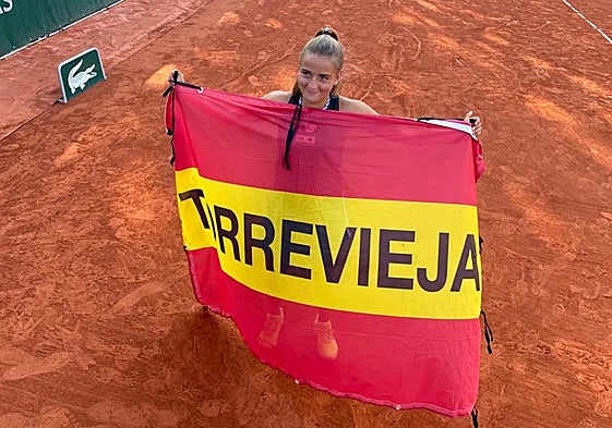Charo Esquiva celebra su pase a los octavos de final de Roland Garros Junior