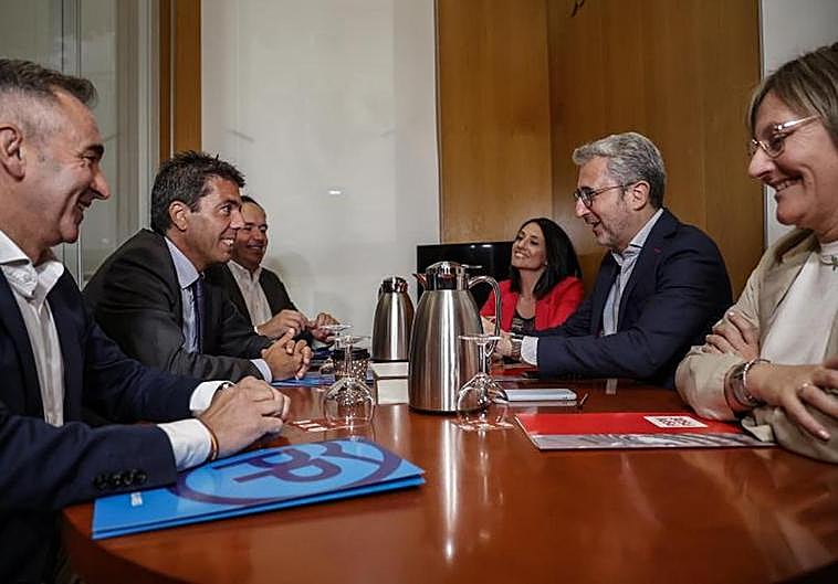 Reunión de populares y socialistas en Les Corts.