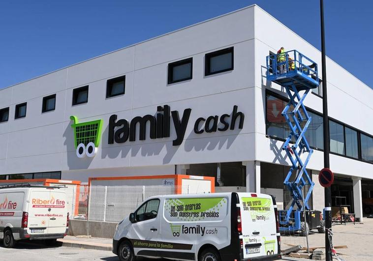 El hipermercado Family Cash ultima detalles para abrir sus puertas en Finestrat