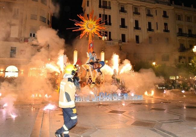 Los bomberos del Speis de Alicante quemaron la hoguera de Córdoba.