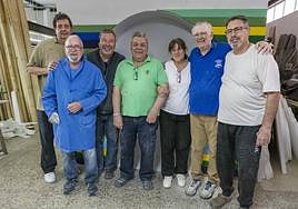 Barraquers de Festa i vi diseñan y construyen su portada.