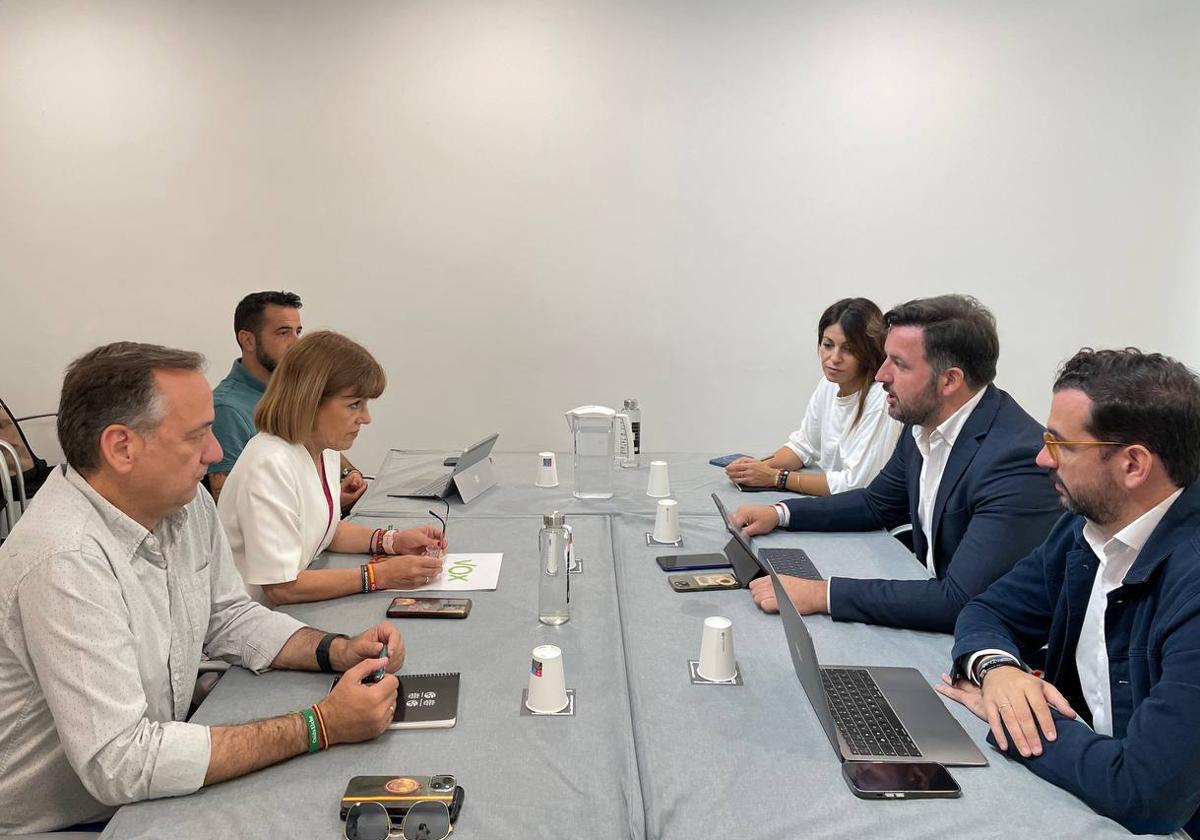 Los concejales de Vox y Partido Popular, reunidos este jueves.