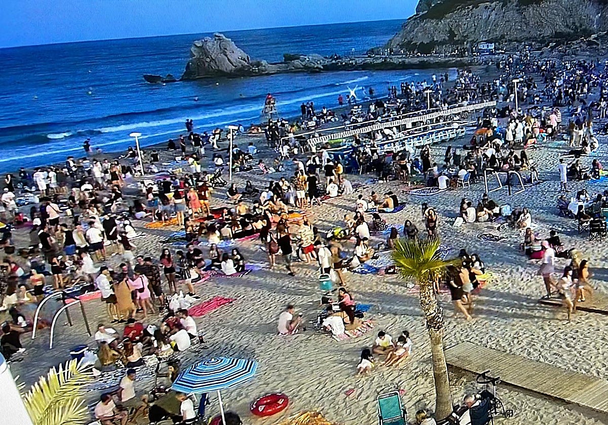 Imagen de la Cala de Finestrat durante una noche de San Juan