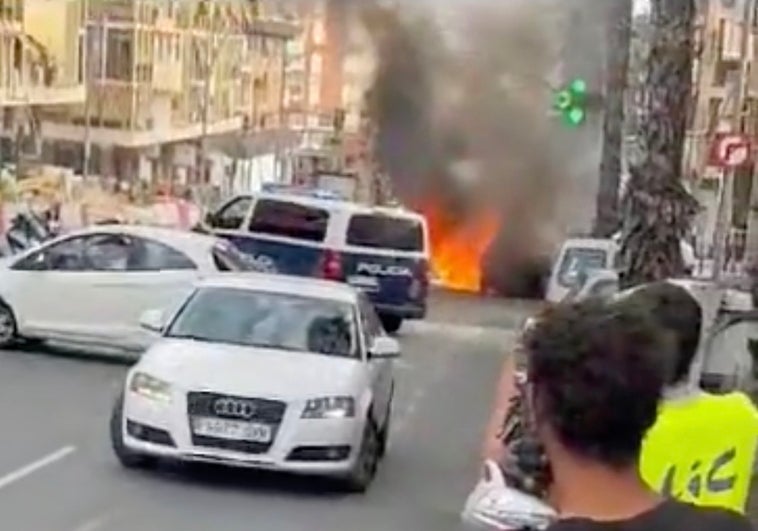 Susto en Benidorm: arde un coche que obliga a cortar la avenida Beniardá