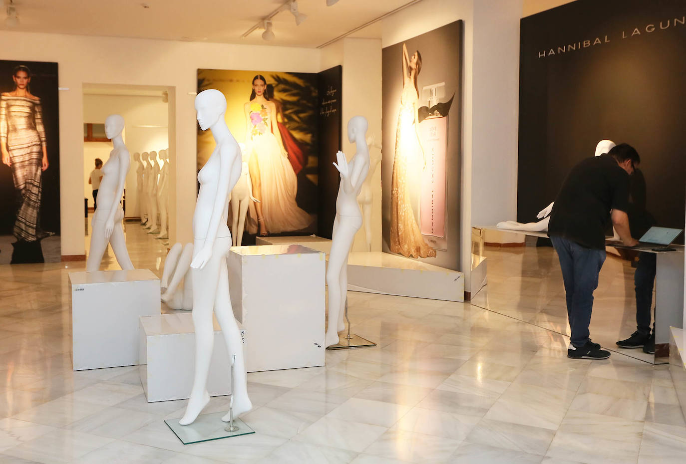 Imagen principal - Montaje de la exposición y un diseño de Hannibal Laguna. 