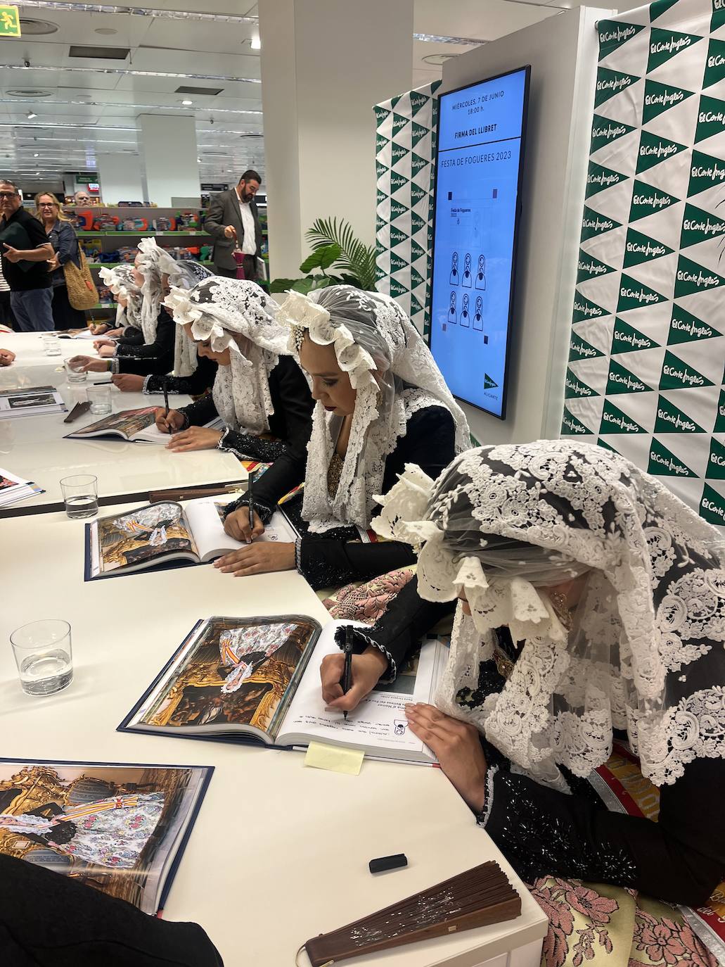 Les Belleses del Foc y sus Damas de Honor 2023 firman el Festa de Fogueres en El Corte Inglés