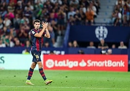 Álex Muñoz aplaude a la afición del Levante