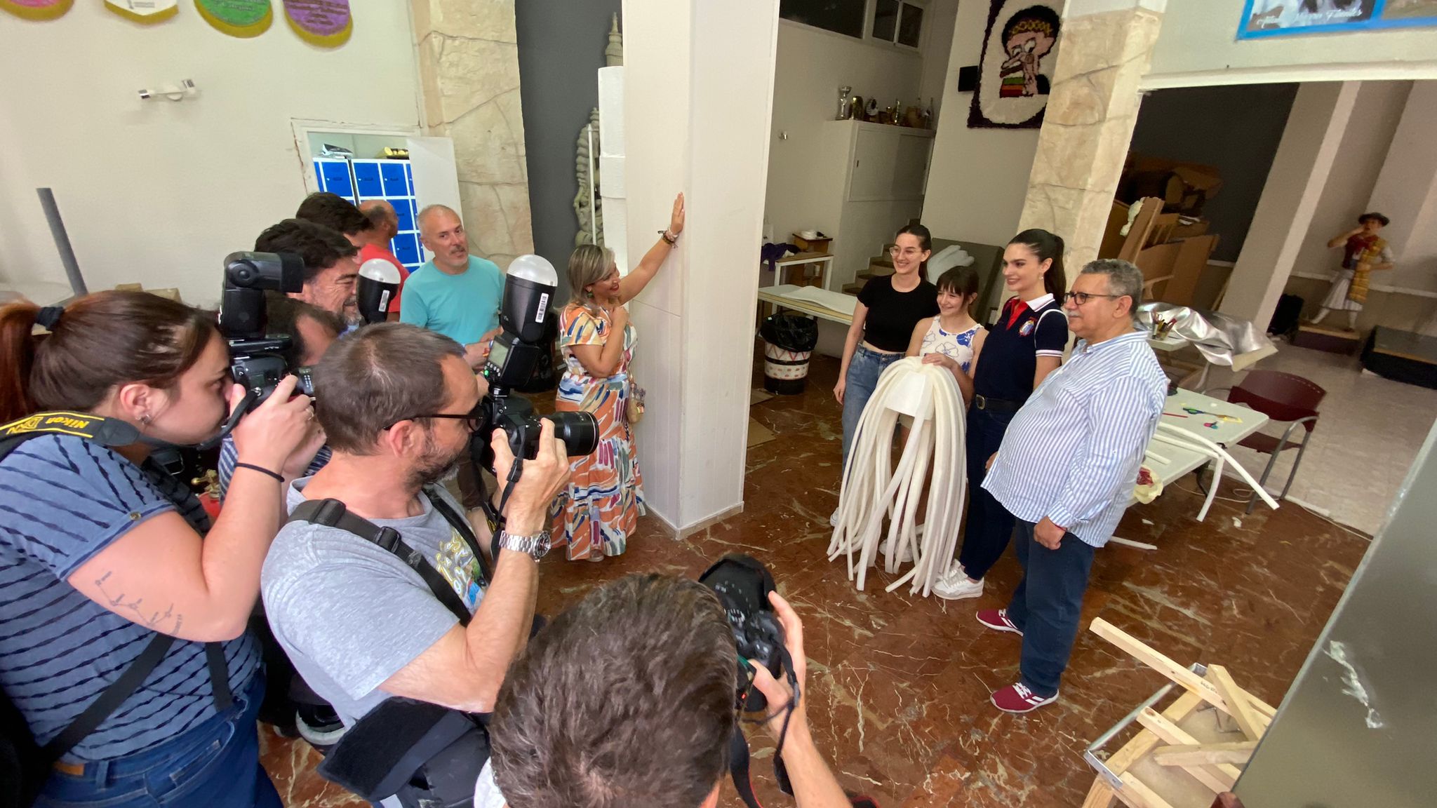 El alcalde fotografía a la bellea del foc