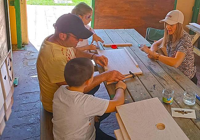 Taller de construcción de una caja-refugio de murciélagos.