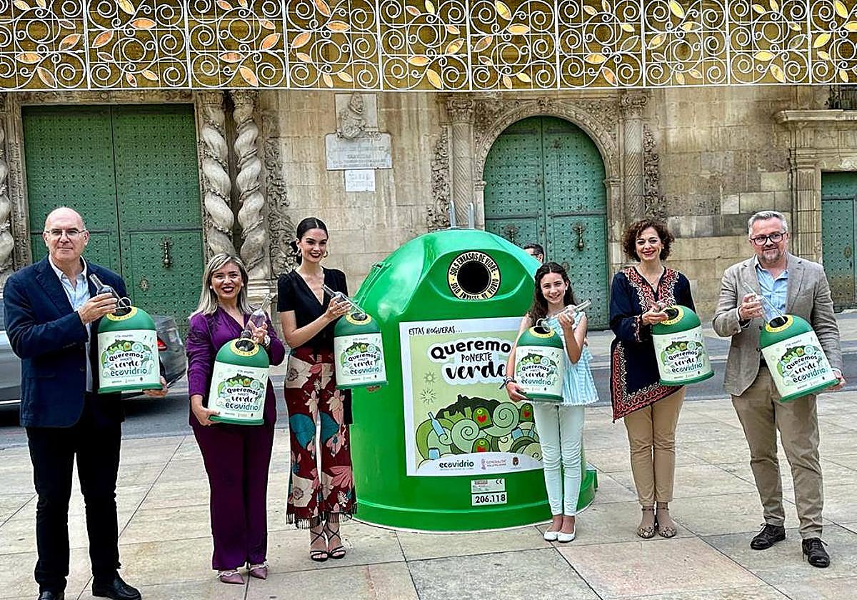Las autoridades, las belleas del Foc con la presidenta de la Federació y el delegado de Ecovidrio.