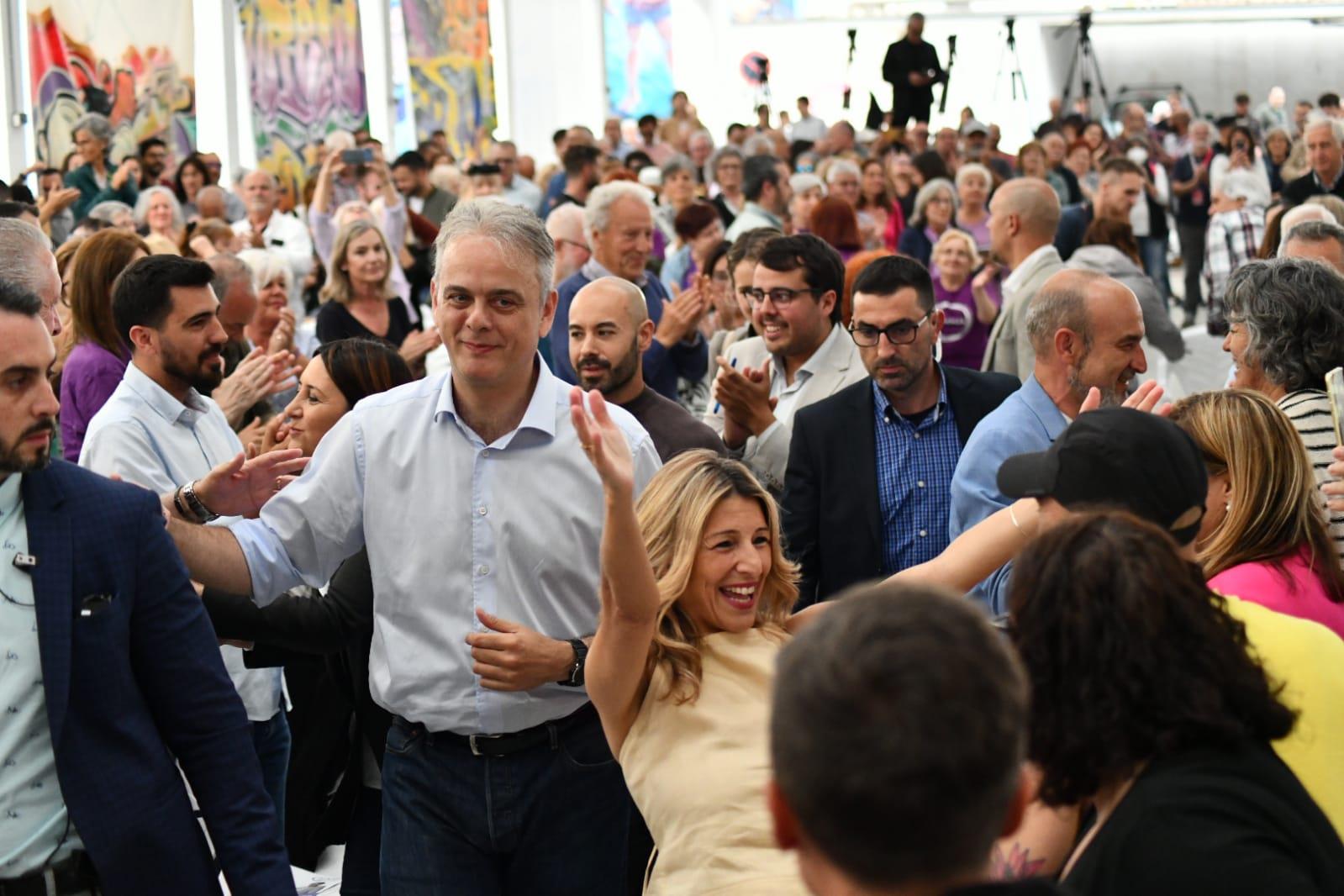 Yolanda Díaz saluda al diputado de Podemos, Txema Guijarro, en el acto de campaña para el 28M en Alicante.
