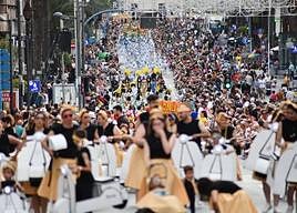 Alicante se vuelca en un Desfile del Ninot multitudinario