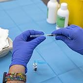 Más de 180 médicos de la privada reclaman ante Sanidad por la discriminación en la vacunación covid