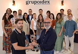Grupo Idex con uno de los reconocimientos obtenidos por 'Mesa para 3'.