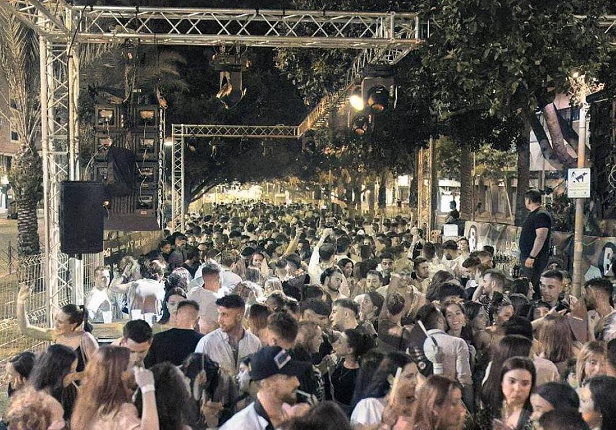 Jóvenes disfrutan de las Hogueras en el racó de Óscar Esplá.