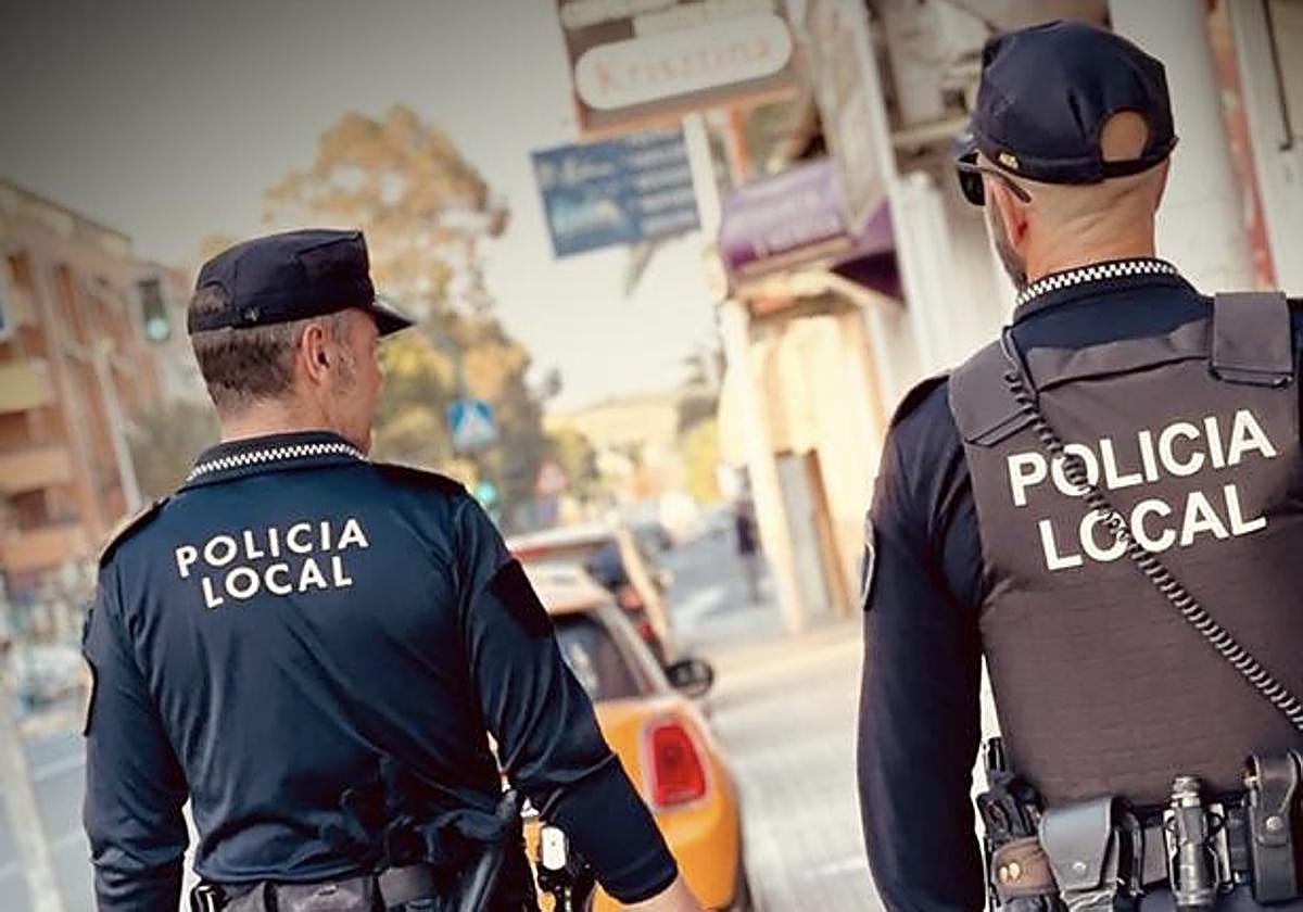 Dos policías locales patrullan por las calles de Elche.