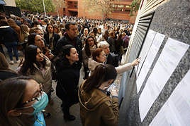 Opositores instantes previos a la celebración de la prueba.