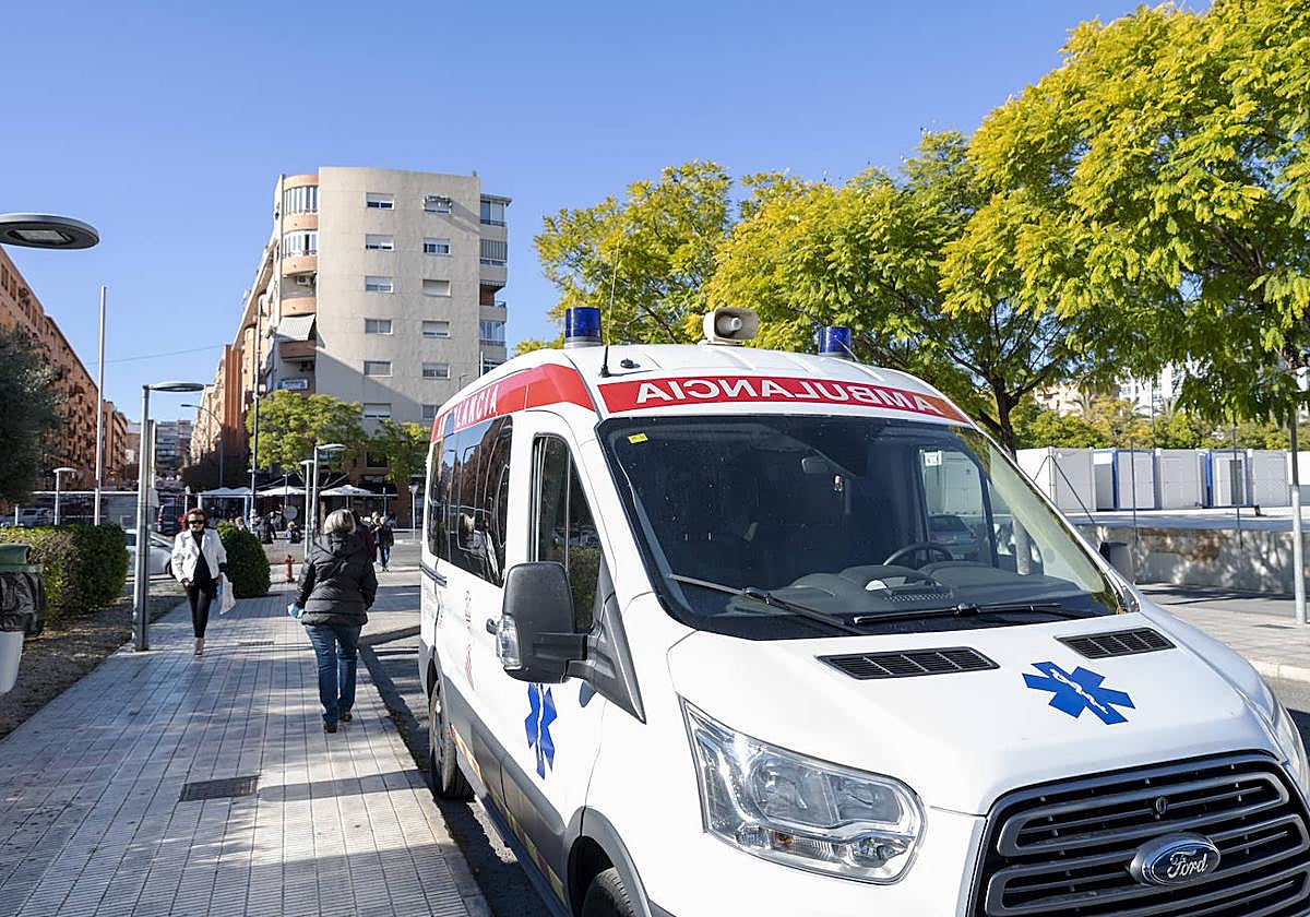 Ambulancia en el Hospital General de Alicante
