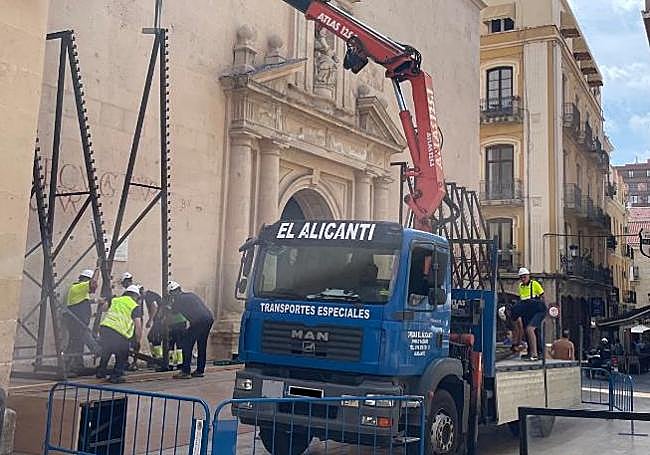 Andamios que formarán los tapices de la Ofrenda de Flores.