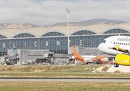 Un avión despega en el aeropuerto de Alicante