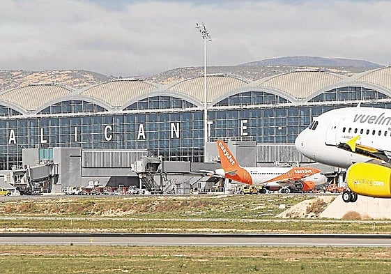 Un avión despega en el aeropuerto de Alicante
