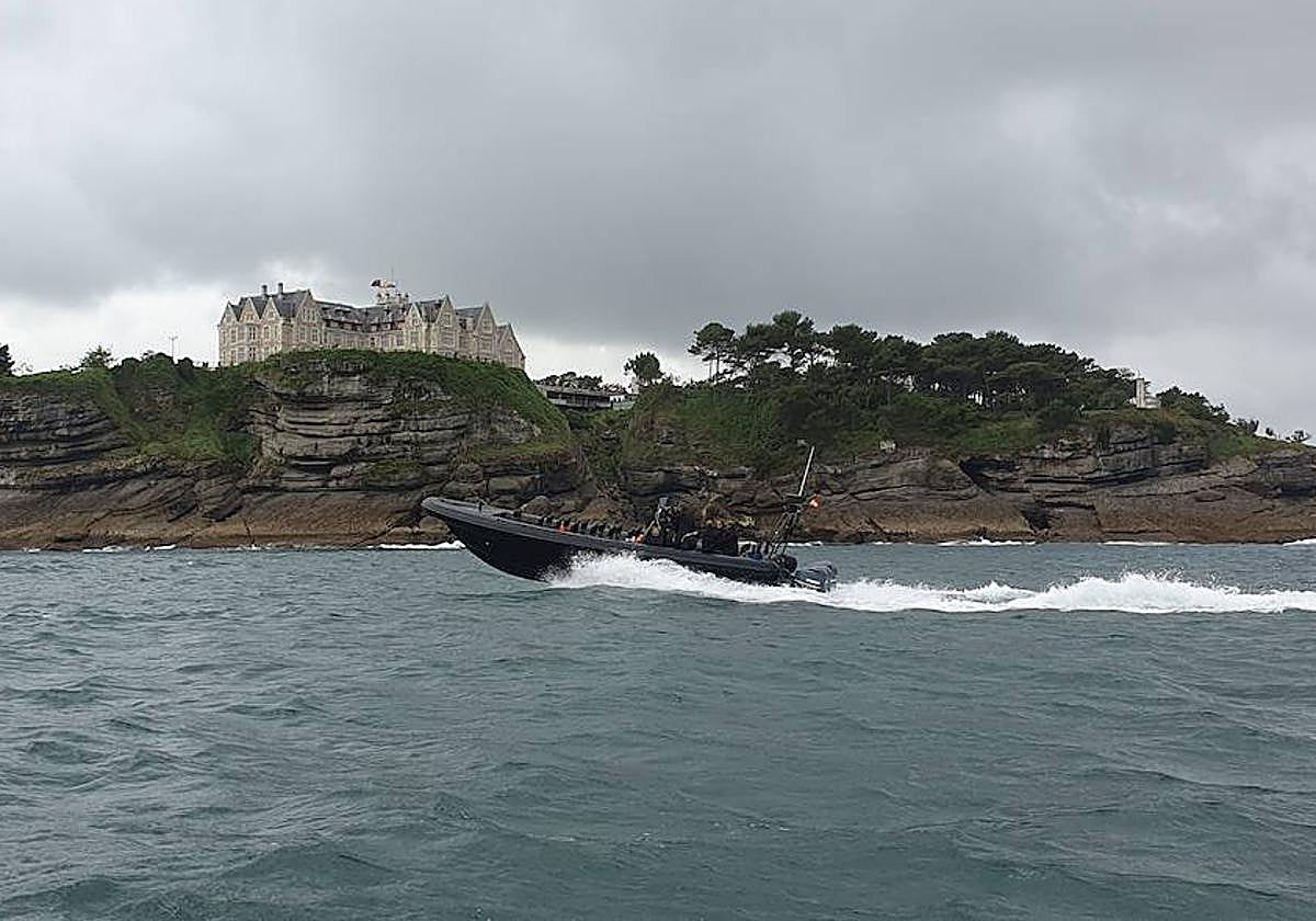 Una embarcación del MOE durante las maniobras en Cantabria.