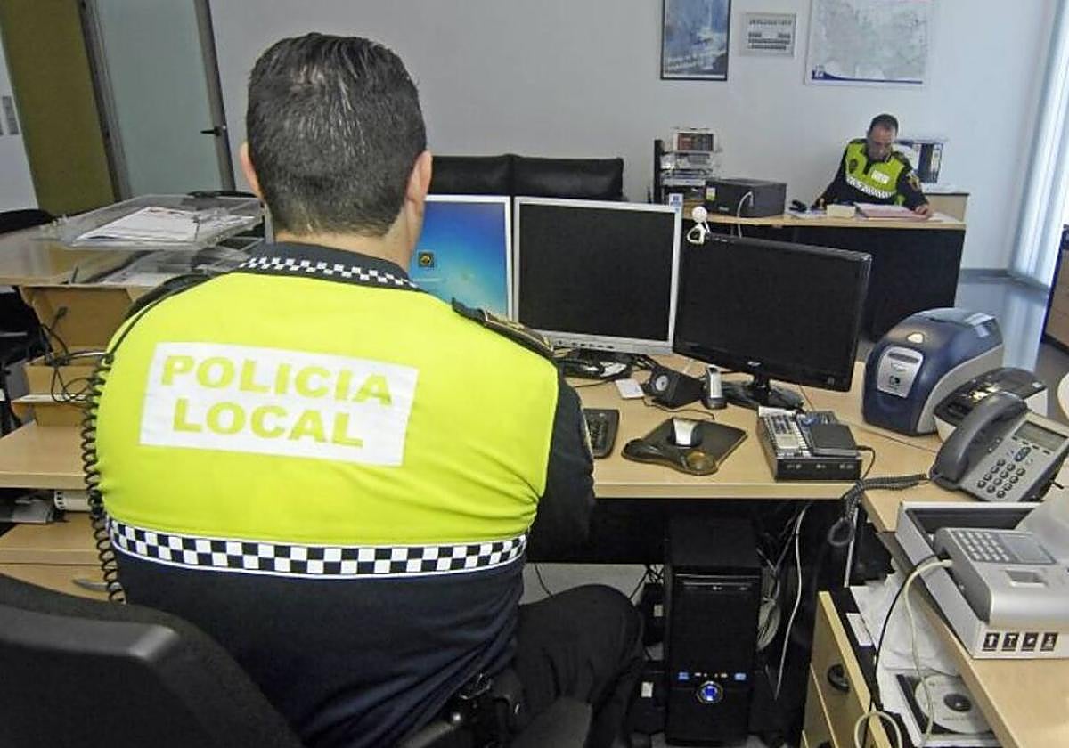 Un policía local de Elche durante sus labores.