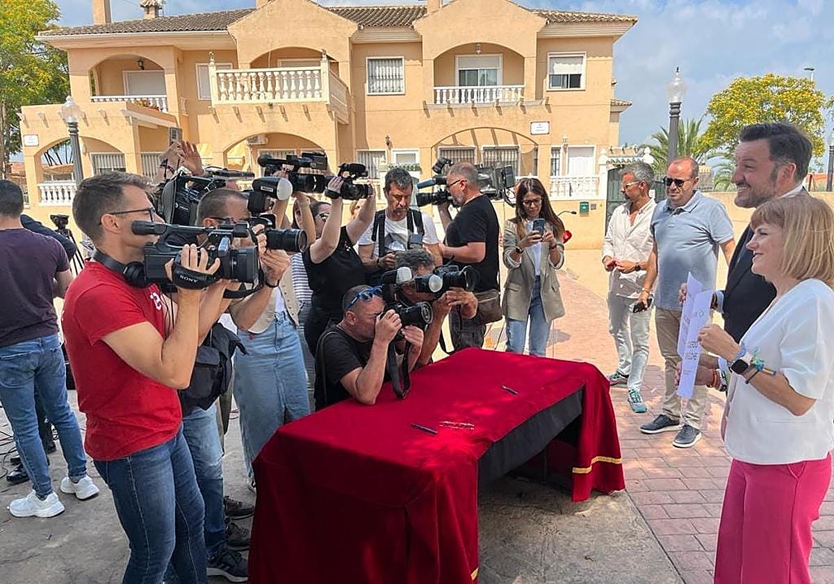 Imagen del acto de presentación del acuerdo entre PP y Vox en Elche.