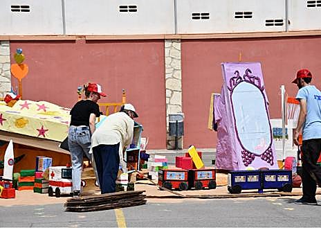 Imagen secundaria 1 - 1 y 2. Plantà de la hoguera del colegio Salesianas Alicante. | 3. Monumento 'Els joguets' del centro Joaquín Sorolla.