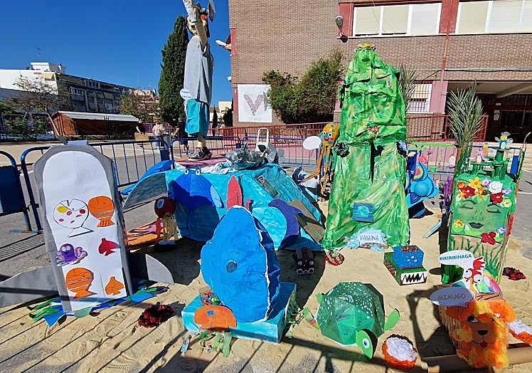 Imagen principal - Hoguera del colegio Nuevo San Blas de Alicante.