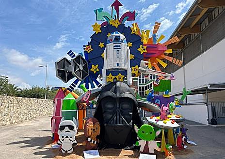 Imagen secundaria 1 - Hoguera del colegio Calasancio de Alicante.