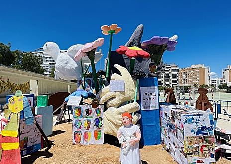 Imagen secundaria 1 - Hoguera del colegio Mediterráneo de Alicante.
