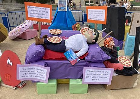 Imagen secundaria 1 - Hoguera del colegio Santa Faz de Alicante y cremà.