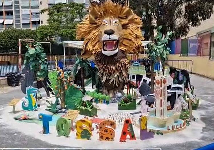 Imagen principal - Hoguera del colegio El Tossal de Alicante.