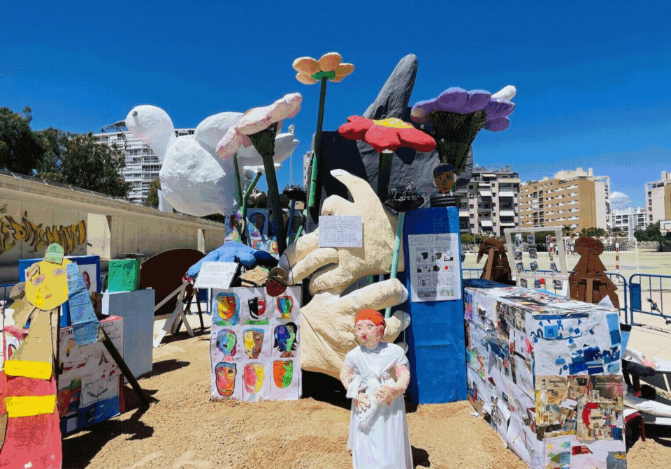 Varias hogueras plantadas en los colegios de Alicante.