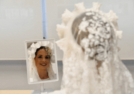 Marisol Sánchez, bellea de Polígono de San Blas, se coloca la mantilla.